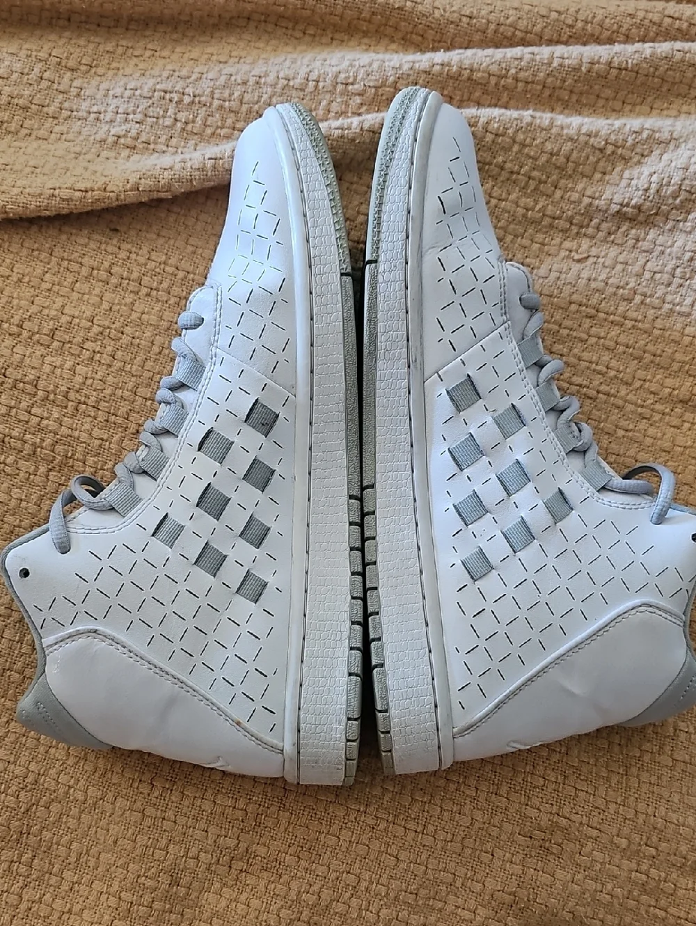 STUNNING Air Jordan Illusion White Gray